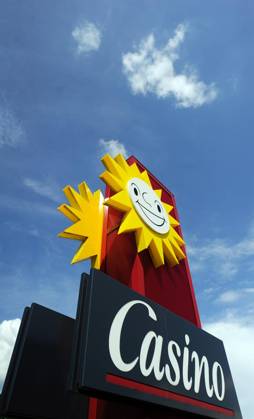 <p>Die gelbe Merkur-Sonne, das Logo der Spielothek Gruppe, steht auf einem parkplatz in Gladbeck. Merkur Spielothek ist ein 1957 von Paul Gauselmann gegründetes Spielhallen Unternehmen. In Deutschland gibt es rund 200 Spielstätten mit dem gelben Logo des Unternehmens. Im europäischen Ausland betreibt Merkur Spielothek zudem rund 75 Entertainment Center. Seit Jahrzehnten ist die Merkur Sonne das Markenzeichen der Gauselmann Gruppe. Foto: Dirk Bauer, WAZ FotoPool Deutschland NRW Gladbeck Copyright: BAUER,xDirk
