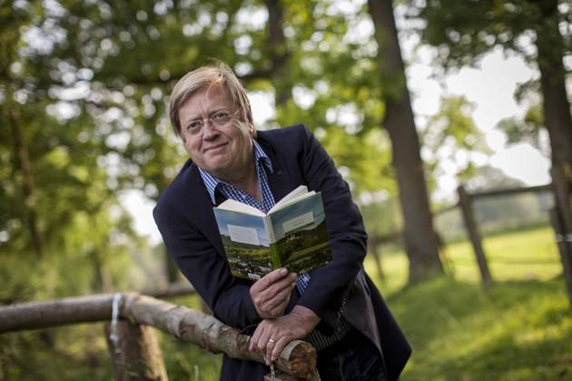 WDR-Redakteur Gisbert Baltes stellt sein neues Buch vor und posierte für die Pressebilder zusammen mit WDR-Moderatorin Steffi Neu am Arsch der Welt in Uedem auf dem platten Land. Mittwoch (30.05.12) in Uedem. Bilder : Jakob Studnar WDR-Redakteur Gisbert Baltes stellt sein neues Buch vor und posierte foÂ¼r die Pressebilder zusammen mit WDR-Moderatorin Steffi Neu am Arsch der Welt in Uedem auf dem platten Land. Mittwoch (30.05.12) in Uedem. Bilder : Jakob Studnar Buntes Copyright: JakobxStudnar