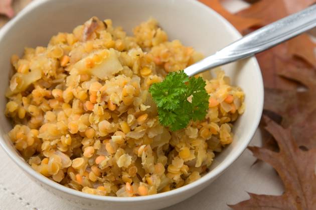 Linsen Dal - Lentils Dal Indisches vegetarisches Linsengericht mit dem Namen Dal, das aus roten Linsen mit Apfel gekocht ist. Traditional vegetarian Indian dish called Dal which is made from red lentils with an apple. Copyright: xZoonar.com EvaxGruendemannx 1952553