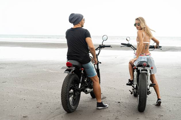 Hipster couple ride a motorcycle on the beach. South Kuta, Bali, Indonesia CR_YUKI230502-1155409-01 ,model released, Symbolfoto