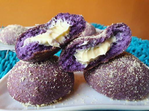 RECORD DATE NOT STATED A closeup shot of a tasty purple Ube bread with cream on a plate on a blue fluffy texture *** einer closeupe erschossen des einer schmackhaft lila Ube Brot mit Creme am einer Teller am einer Blau flauschig Textur 3664260