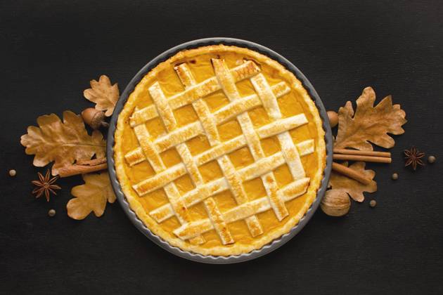 Laid flat Pumpkin pie to Thanksgiving Copyright: imageBROKER OleksandrxLatkun ibxole08509684.jpg