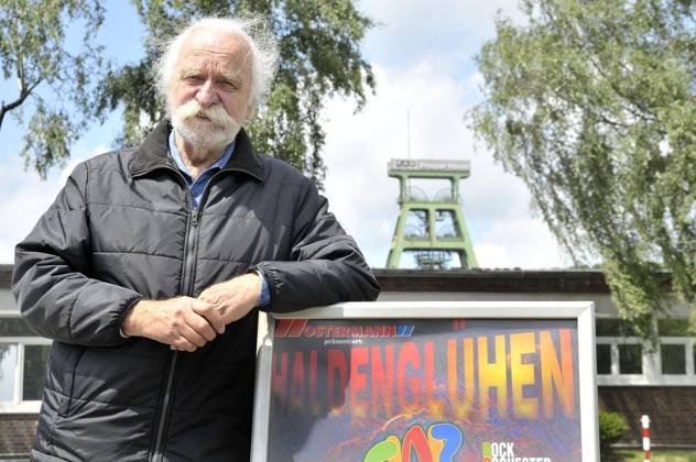 <p>Hans von der Forst ist der Gründer des Rocktheater Ruhrgebeat. Pressekonferenz Haldenglühen. Von den angekündigten Überraschungen ist die heisse Currywurst über geblieben. Keine Shuttelfahrt auf die Halde und keine Musiker vor Ort. PK vor der Zeche im Zelt. Fotografie Winfried Labus WAZ Foto Pool< p> Buntes BRD Bottrop Copyright: WinfriedxLabusx xWAZxFotoxPool
