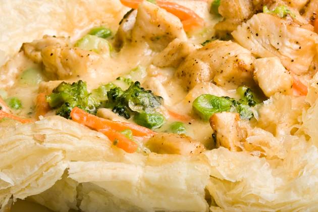 IMAGO Creative, Food, Pot Pie light a fluffy chicken pot pie hot out of the oven Copyright: xRobertxGubbinsx xDesignxPicsx , 30803005 Copyright: IgorxLubnevskiyx xDesignxPics 30803005