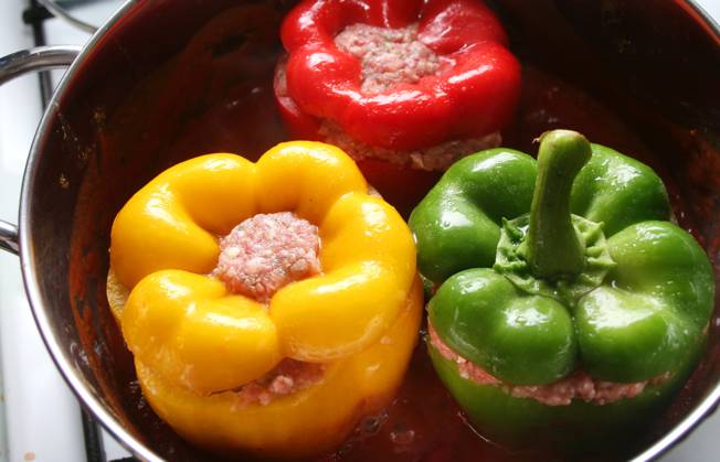 fresh paprikas filled with meat Copyright: xYvonnexBogdanskix xDesignxPicsx , 30821778 Copyright: pauloxcruzx xDesignxPics 30821778