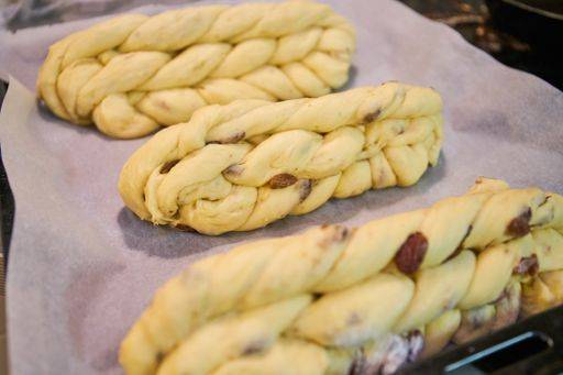 RECORD DATE NOT STATED Making of traditional Czech Chritmas cake *** machend des traditionelle Tschechische Chritmas Kuchen 3930455
