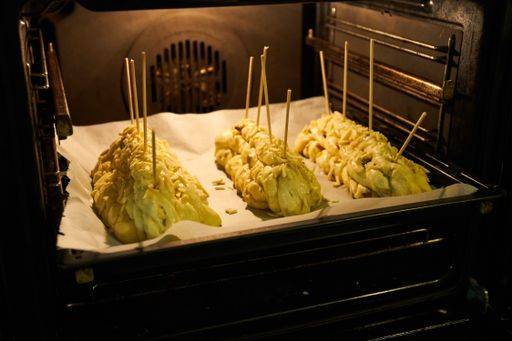 RECORD DATE NOT STATED Making of traditional Czech Chritmas cake *** machend des traditionelle Tschechische Chritmas Kuchen 3930457