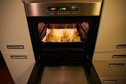 RECORD DATE NOT STATED Making of traditional Czech Chritmas cake *** machend des traditionelle Tschechische Chritmas Kuchen 3930463