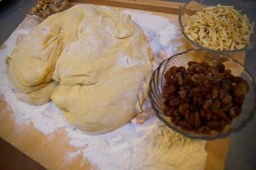 RECORD DATE NOT STATED Making of traditional Czech Chritmas cake *** machend des traditionelle Tschechische Chritmas Kuchen 3930470