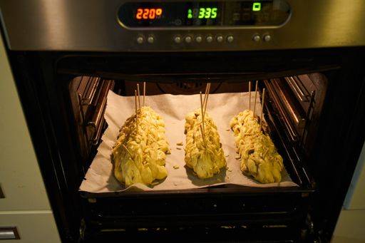 RECORD DATE NOT STATED Making of traditional Czech Chritmas cake *** machend des traditionelle Tschechische Chritmas Kuchen 3930473
