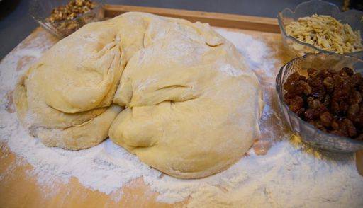 RECORD DATE NOT STATED Making of traditional Czech Chritmas cake *** machend des traditionelle Tschechische Chritmas Kuchen 3930476
