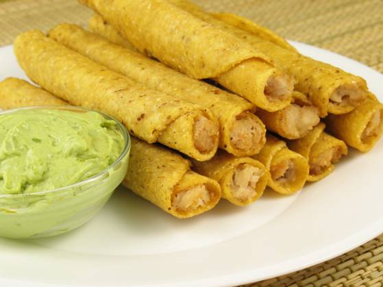 IMAGO Creative, Food, Taquitos A plate of chicken taquitos with a side of guacamole. Copyright: xAndreaxMinkx xDesignxPicsx , 30836253 Copyright: AndreaxMinkx xDesignxPics 30836253