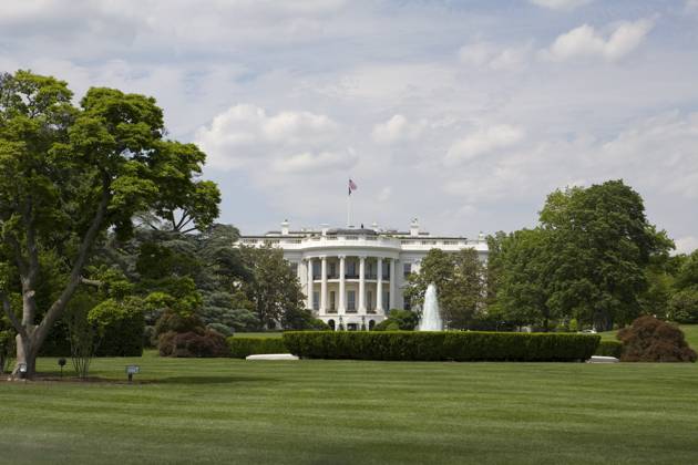 The white house with beautiful landscaping Copyright: xStevenxVonax xDesignxPicsx , 30853029 Copyright: StevenxVonax xDesignxPics 30853029