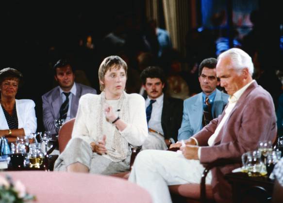NDR Talkshow, Sendereihe, Deutschland seit 1979, Sendung vom 3. Juli 1992, Talkgast: Angela Merkel mit Moderator Wolf Schneider. Aufnahme aus der Skandalsendung, als die erboste Schriftstellerin Karin Struck Mikrofon und ein Glas ins Publikum warf und wütend das Studio verließ. Copyright: HartwigxValdmanis Nur redaktionelle Nutzung. Editorial usage only. VAL_720001159