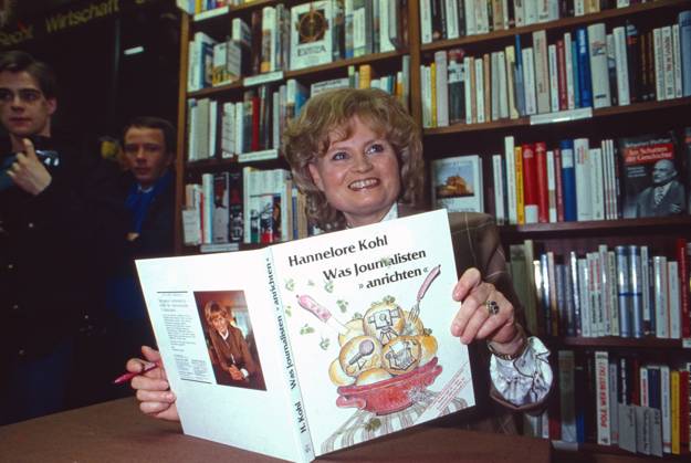 Hannelore Kohl, erste Ehefrau von Bundeskanzler Helmut Kohl, bei der Präsentation ihres Kochbuchs Was Journalisten anrichten , Deutschland 1988. Copyright: HartwigxValdmanis Nur redaktionelle Nutzung. Editorial usage only. VAL_720001376