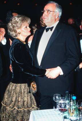 Bundeskanzler Helmut Kohl mit Ehefrau Hannelore auf dem Bundespresseball in Bonn, Deutschland 2001 Copyright: HartwigxValdmanis Nur redaktionelle Nutzung. Editorial usage only. VAL_720001383