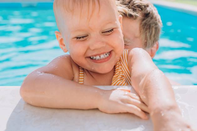 Close-up of a laughing Caucasian child in an outdoor swimming pool Tromello, Lombardy, Italy CR_NEPM230217-1130813-01 ,model released, Symbolfoto