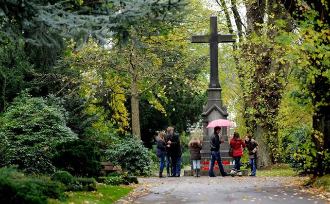 <p> Allerheiligen auf dem Friedhof in Essen Huttrop, an der Herwarthstraße Donnerstag der 01.11..2012 Deutschland NRW Essen Copyright: KerstinxKokoska