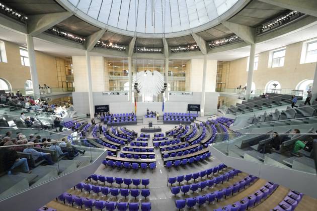 German Bundestag, 102 plenary session symbol image plenary hall of the German Bundestag at the 102 plenary session Berlin Berlin Germany