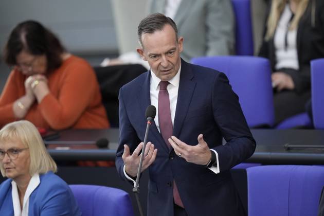 German Bundestag, 102 plenary session Transport Minister Volker Wissing FDP underlines his statements with hand gesture during questioning of the federal government during the 102 session of the German Bundestag, 10 05 2023, Berlin Berlin Germany