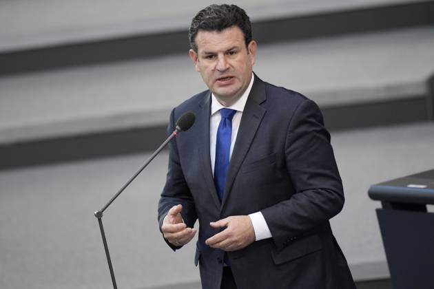 German Bundestag, 102 plenary session Labor Minister Hubertus Heil SPD in portrait with hand gesture he is answering the deputies during the questioning of the federal government during the 102 session of the German Bundestag, 10 05 2023, Berlin Berlin Germany