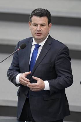 German Bundestag, 102 plenary session Labor Minister Hubertus Heil SPD in portrait with hand gesture he is answering the deputies during the questioning of the federal government during the 102 session of the German Bundestag, 10 05 2023, Berlin Berlin Germany