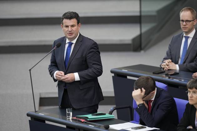 German Bundestag, 102 plenary session Labor Minister Hubertus Heil SPD in portrait with hand gesture he is answering the deputies during the questioning of the federal government during the 102 session of the German Bundestag, 10 05 2023, Berlin Berlin Germany