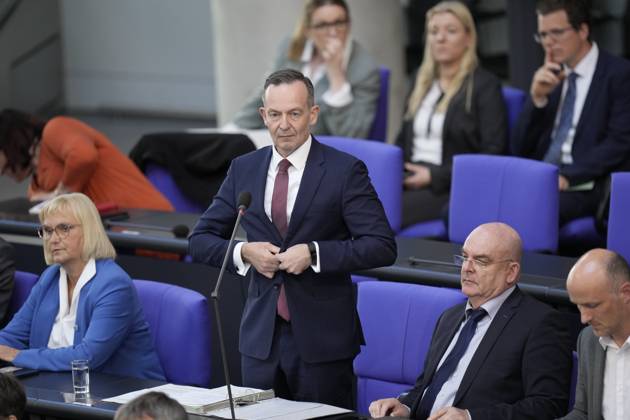 German Bundestag, 102 plenary session Transport Minister Volker Wissing FDP underlines his statements with hand gesture and clenched fist while questioning the federal government during the 102 session of the German Bundestag, 10 05 2023, Berlin Berlin Germany