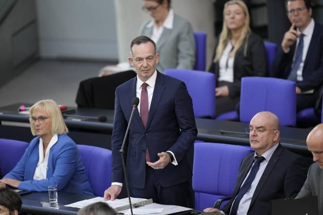 German Bundestag, 102 plenary session Transport Minister Volker Wissing FDP underlines his statements with hand gesture during questioning of the federal government during the 102 session of the German Bundestag, 10 05 2023, Berlin Berlin Germany