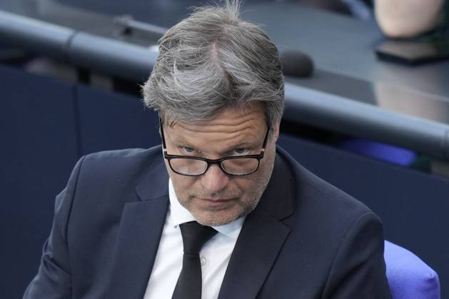 German Bundestag, 102 plenary session Robert Habeck Gruene the economy and climate minister in portrait he looks questioningly through his glasses on the government bench at the Aktullen Stunde at the 102 session of the German Bundestag, 10 05 2023 Berlin,