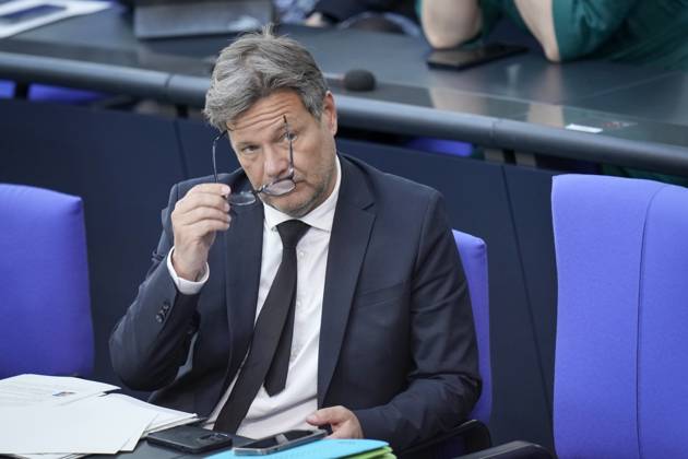 German Bundestag, 102 plenary session Robert Habeck Gruene the Minister of Economy and Climate puts on his glasses and looks thoughtful on the government bench at the Aktullen Stunde at the 102 session of the German Bundestag, 10 05 2023 Berlin,