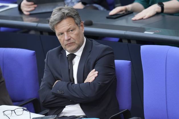 German Bundestag, 102 plenary session Robert Habeck Gruene the economy and climate minister in portrait with boesem view on the government bench at the Aktullen Stunde at the 102 session of the German Bundestag, 10 05 2023 Berlin,