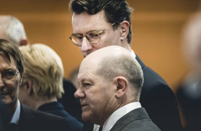 Hendrik Wuest CDU , State Premier of North Rhine-Westphalia, looks at Chancellor Olaf Scholz SPD on the sidelines of the Chancellors consultations with the heads of government of the states 10 05 2023, Berlin Berlin Germany Copyright: xXanderxHeinl photothek.dex
