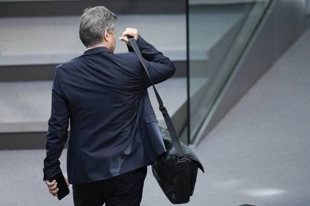 German Bundestag, 102 plenary session Economy and Climate Minister Robert Habeck Gruene casually throws his bag over his shoulder and leaves the plenum at the 102 session of the German Bundestag,10 05 2023 Berlin, Berlin Berlin Germany