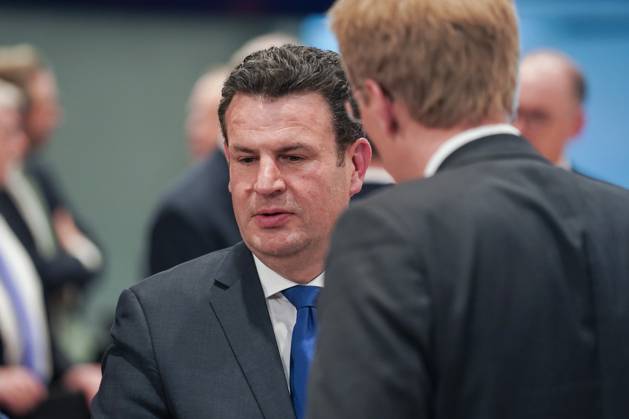 Berlin, Germany 10 May 2023 Minister Presidents Conference on the refugee issue in Berlin 10 05 2023 In the picture Hubertus Heil, Federal Minister of Labor and Social Affairs SPD li in conversation with Daniel Günther, Minister President of Schleswig Holstein CDU Federal Chancellery Berlin Copyright: xFotostandx xReuhlx