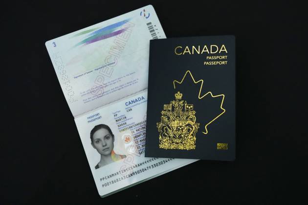 Kanada, Reisepass mit überarbeitetem Design May 10, 2023, Ottawa, ON, CAN: The new Canadian passport is unveiled at an event at the Ottawa International Airport in Ottawa on Wednesday, May 10, 2023. Ottawa CAN  - ZUMAc35_ 20230510_zaf_c35_034 Copyright: xSeanxKilpatrickx