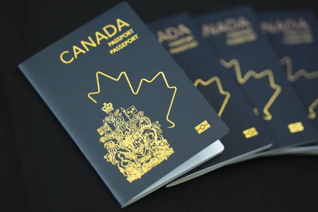 Kanada, Reisepass mit überarbeitetem Design May 10, 2023, Ottawa, ON, CAN: The new Canadian passport is unveiled at an event at the Ottawa International Airport in Ottawa on Wednesday, May 10, 2023. Ottawa CAN  - ZUMAc35_ 20230510_zaf_c35_035 Copyright: xSeanxKilpatrickx