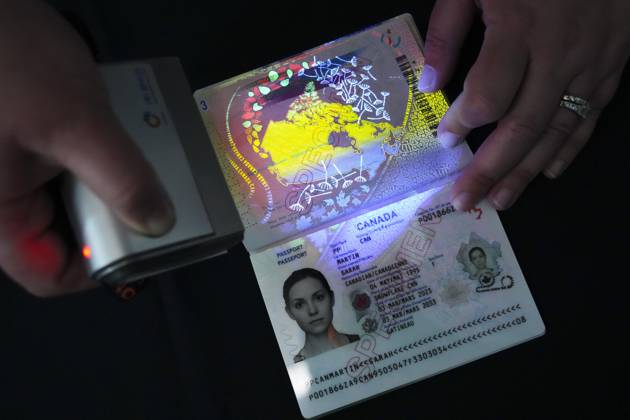 Kanada, Reisepass mit überarbeitetem Design May 10, 2023, Ottawa, ON, CAN: The new Canadian passport is unveiled at an event at the Ottawa International Airport in Ottawa on Wednesday, May 10, 2023. Ottawa CAN  - ZUMAc35_ 20230510_zaf_c35_045 Copyright: xSeanxKilpatrickx