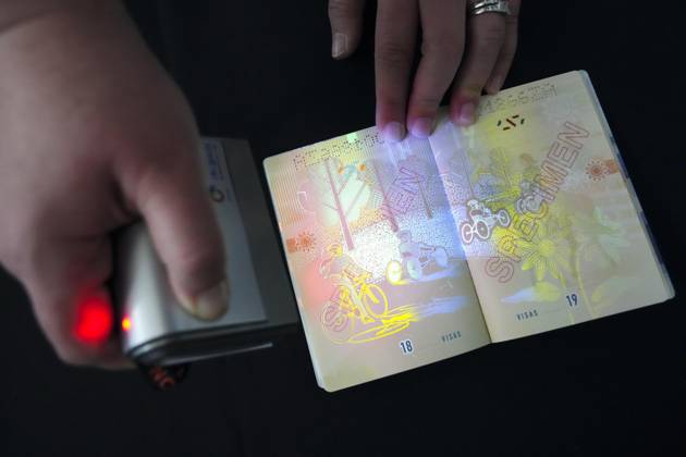 Kanada, Reisepass mit überarbeitetem Design May 10, 2023, Ottawa, ON, CAN: The new Canadian passport is unveiled at an event at the Ottawa International Airport in Ottawa on Wednesday, May 10, 2023. Ottawa CAN  - ZUMAc35_ 20230510_zaf_c35_049 Copyright: xSeanxKilpatrickx