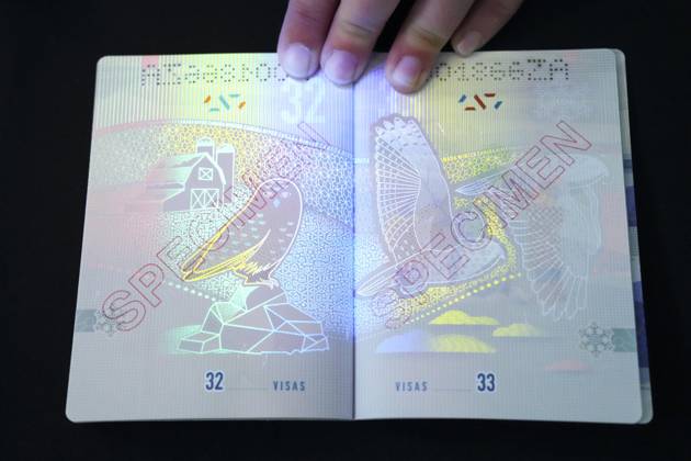 Kanada, Reisepass mit überarbeitetem Design May 10, 2023, Ottawa, ON, CAN: The new Canadian passport is unveiled at an event at the Ottawa International Airport in Ottawa on Wednesday, May 10, 2023. Ottawa CAN  - ZUMAc35_ 20230510_zaf_c35_053 Copyright: xSeanxKilpatrickx