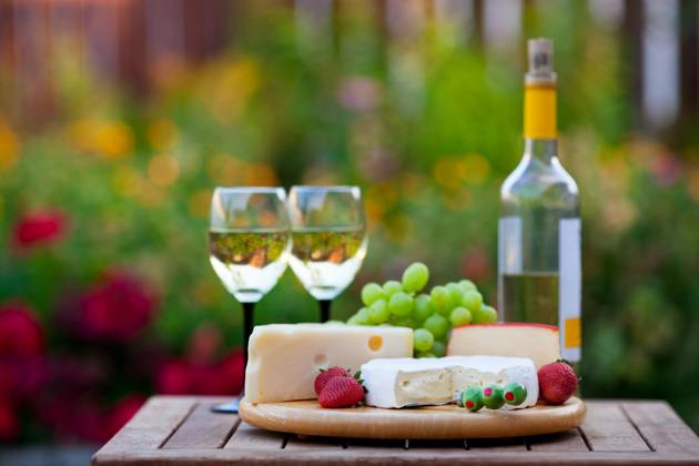 A wine & cheese garden party for two. Shallow depth of field. Copyright: xBrendaxCarsonx xDesignxPicsx , 30946693 Copyright: BrendaxCarsonx xDesignxPics 30946693