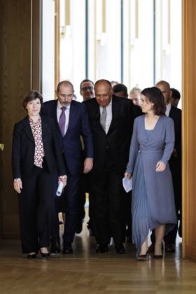 Situation in the Middle East Conflict Annalena Baerbock, German Foreign Minister, Invites to Cloverleaf Meeting in Berlin Pictured here on the way to a press conference after the joint talks L R Catherine Colonna, Foreign Minister of France, Ayman Safadi , Foreign Minister of Jordan, Sameh Shoukry, Foreign Ministe Copyright: xJaninexSchmitz photothek.dex