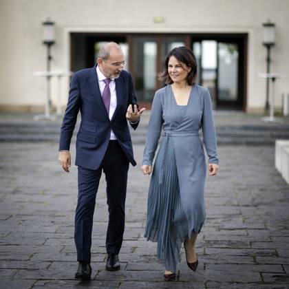 Annalena Baerbock, German Foreign Minister, invites to cloverleaf meeting in Berlin Pictured here on the way to a joint working lunch R L Annalena Baerbock, German Foreign Minister, and Ayman Safadi , Foreign Minister of Jordan Berlin, 11 05 2023 Berlin Germany Copyright: xJaninexSchmitz photothek.dex