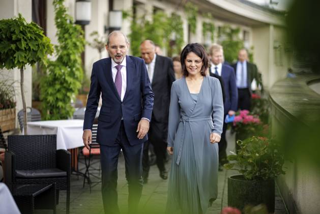Annalena Baerbock, German Foreign Minister, invites to cloverleaf meeting in Berlin Pictured here on the way to a joint working lunch L R Ayman Safadi , Foreign Minister of Jordan, and Annalena Baerbock, German Foreign Minister, and behind them Catherine Colonna, Foreign Minister of France, Sameh Shoukry, Foreign Minister of Egypt Berlin, Copyright: xJaninexSchmitz photothek.dex