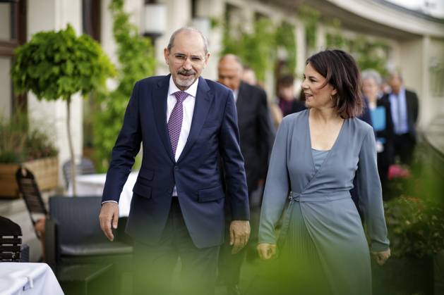 Annalena Baerbock, German Foreign Minister, invites to cloverleaf meeting in Berlin Pictured here on the way to a joint working lunch L R Ayman Safadi , Foreign Minister of Jordan, and Annalena Baerbock, German Foreign Minister, and behind them Catherine Colonna, Foreign Minister of France, Sameh Shoukry, Foreign Minister of Egypt Berlin, Copyright: xJaninexSchmitz photothek.dex