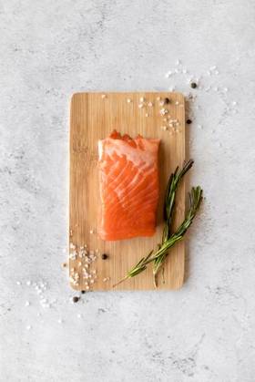RECORD DATE NOT STATED A top view of fresh healthy salted salmon fish on a wooden board *** einer Spitze Ansicht des Frisch gesund gesalzen Lachs Fisch am einer hölzern Brett 5147945