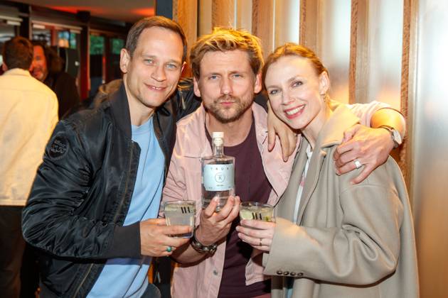 Event Green Actors Lounge Vinzenz Kiefer with wife Masha Tokareva and Steven Windolf at the 3 Green Actors Lounge in the house Hungary on 11 05 2023 in Berlin Copyright: xEventpressxKochanx