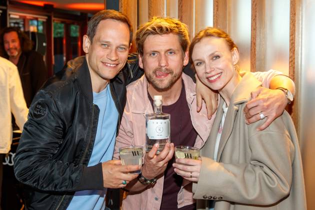 Event Green Actors Lounge Vinzenz Kiefer with wife Masha Tokareva and Steven Windolf at the 3 Green Actors Lounge in the house Hungary on 11 05 2023 in Berlin Copyright: xEventpressxKochanx