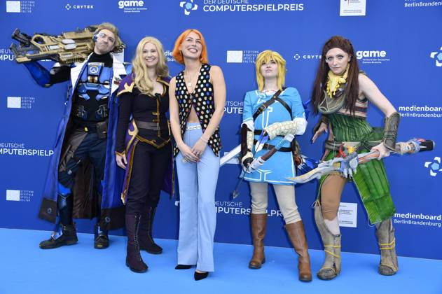Alli Neumann with cosplayers Soldier 76, Zelda, Link and Aloy at the German Computer Game Award 2023 ceremony at Spindler Klatt Berlin, 11 05 2023 Foto:xN.xKubelkax xFuturexImage