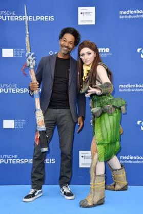Tyron Ricketts with cosplayer Aloy at the German Computer Game Award 2023 ceremony at Spindler Klatt Berlin, 11 05 2023 Foto:xN.xKubelkax xFuturexImage